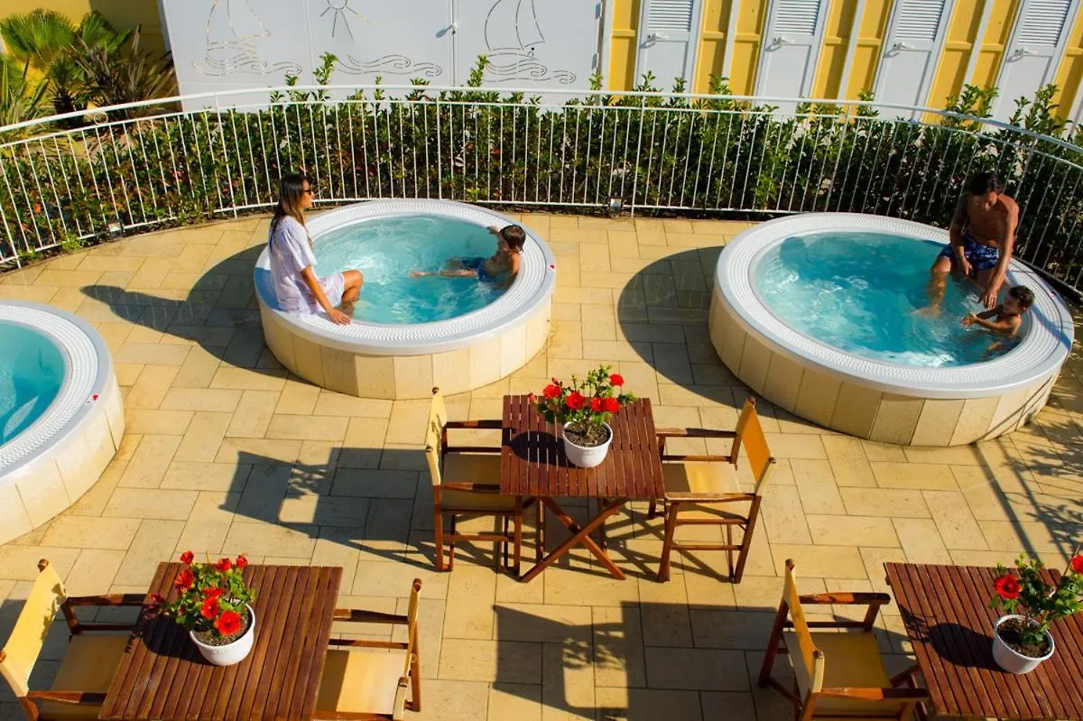Family Room Sul Porticciolo リッチョーネ ホテル